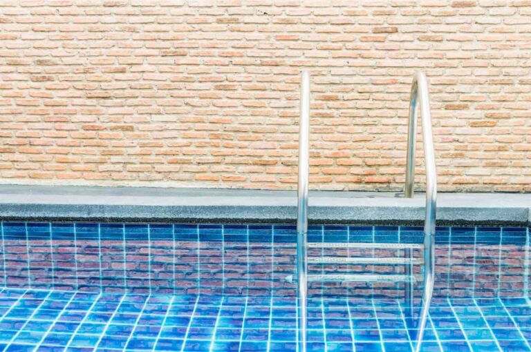 tipos de azulejo para piscina
